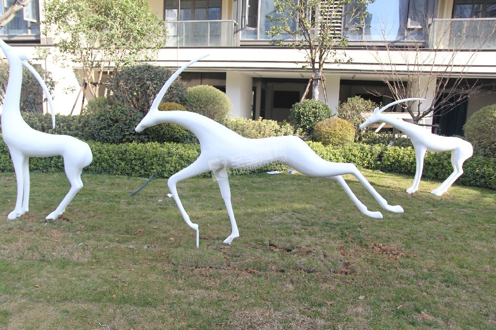 榮安臺(tái)州金成華府烤漆玻璃鋼鹿群、花缽雕塑項(xiàng)目